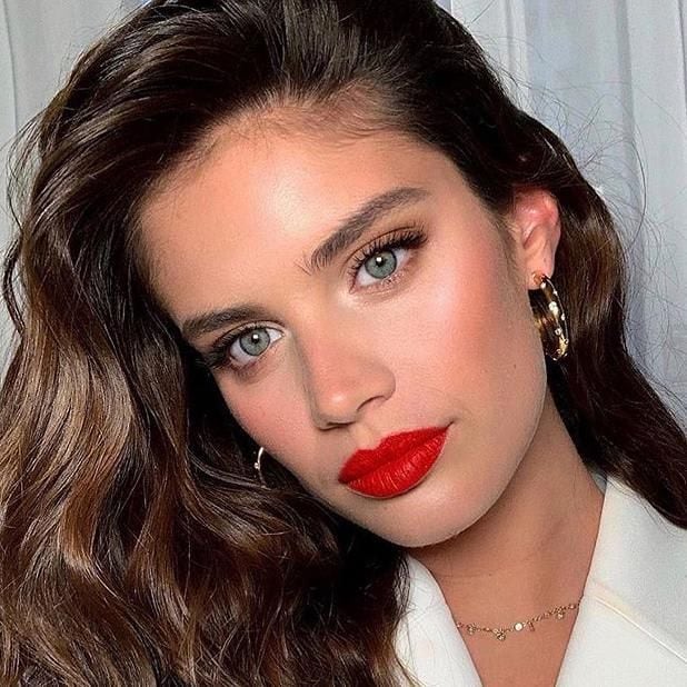 Sara Sampaio with red lips