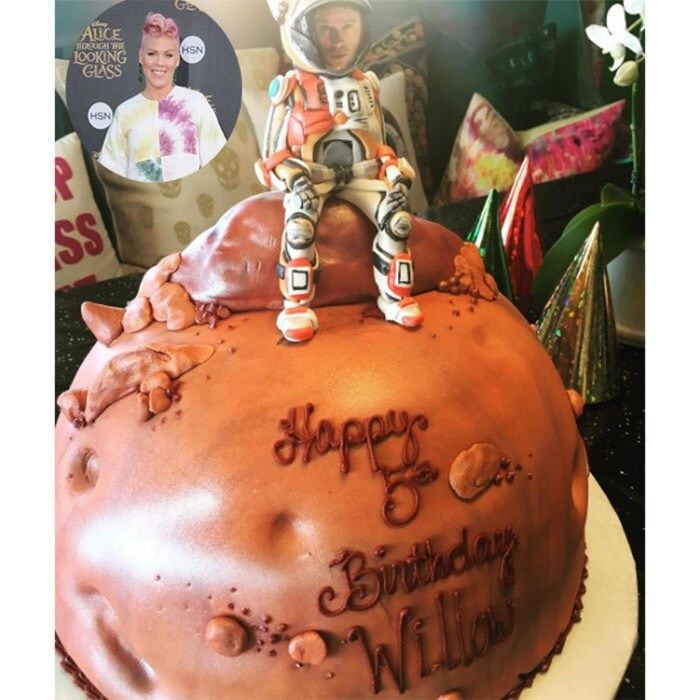 Pink made sure her daughter Willow's favorite actor Matt Damon made it to her birthday party, with this out-of-this-world <i>The Martian</i>-themed cake.
Photo: Instagram/@pink