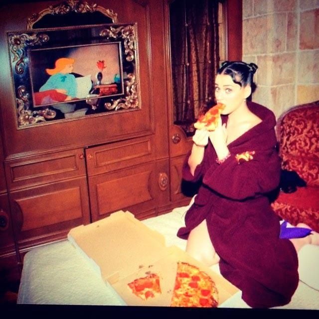Katy Perry eating pizza