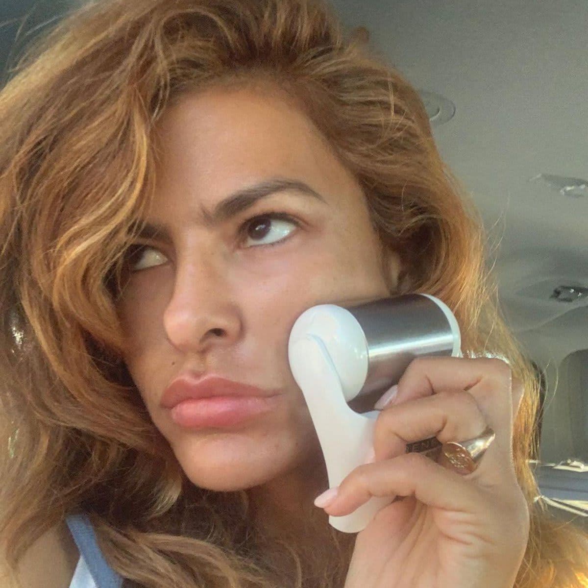 Eva Mendes usando ice roller en su rostro 