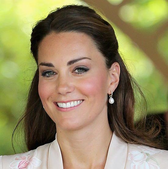 Kicking off her and Prince William's Diamond Jubilee Tour of the Far East in Singapore with a soft, sleek look.
<br>
Photo: Getty Images