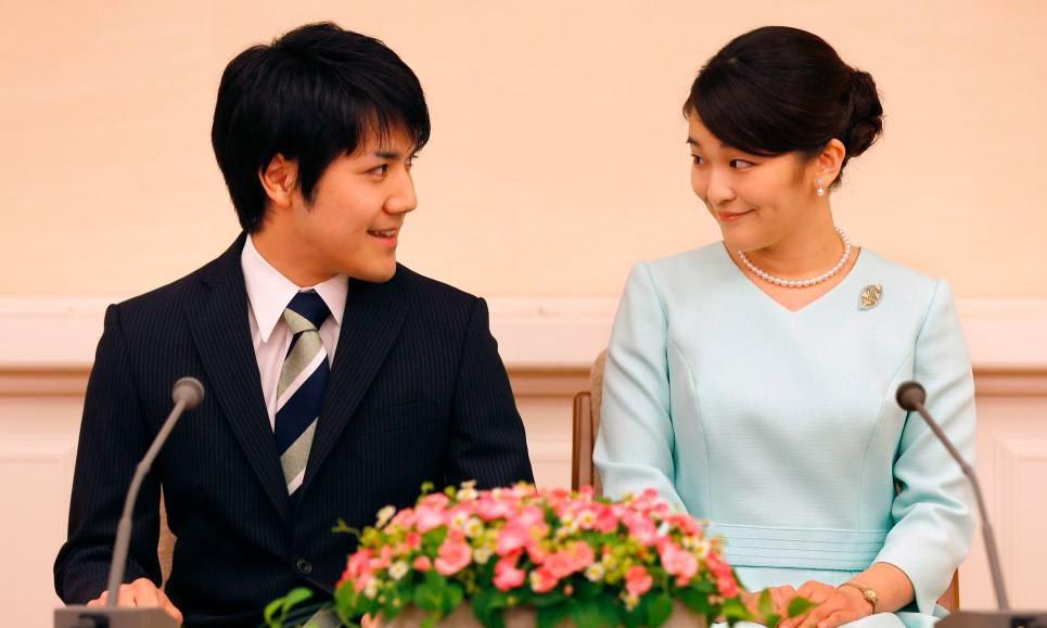 Princess Mako and her fiance, Kei Komuro, look into each other's eyes