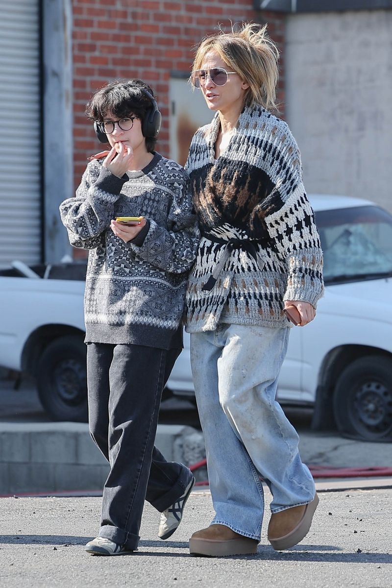 Jennifer Lopez and Emme in Los AngelesJennifer Lopez & Emme enjoy cozy antique shopping day— Check out the sweet photos