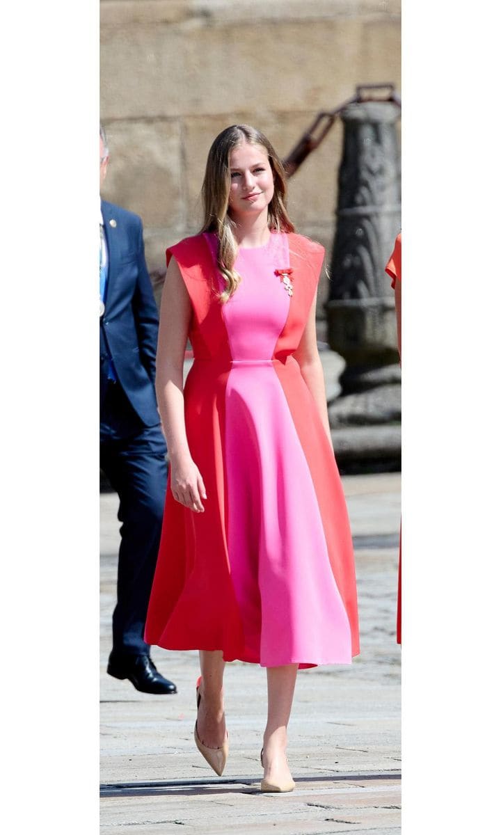 Future Queen of Spain, Princess Leonor, looked pretty in a two-tone pink and red dress by Cayro Woman. The 16-year-old royal, who studies in Wales, paired her dress with nude slingback kitten heels.