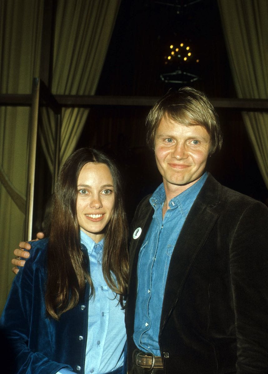 Los padres de Angelina Jolie en 1977: Jon Voight y Marcheline Bertrand