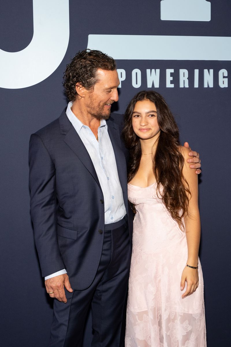 Matthew McConaughey and his daughter Vida steal the spotlight at women's basketball game