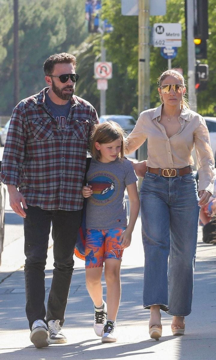 Jennifer Lopez & Ben Affleck Share ASteamy Kiss After Dropping Off Samuel At School