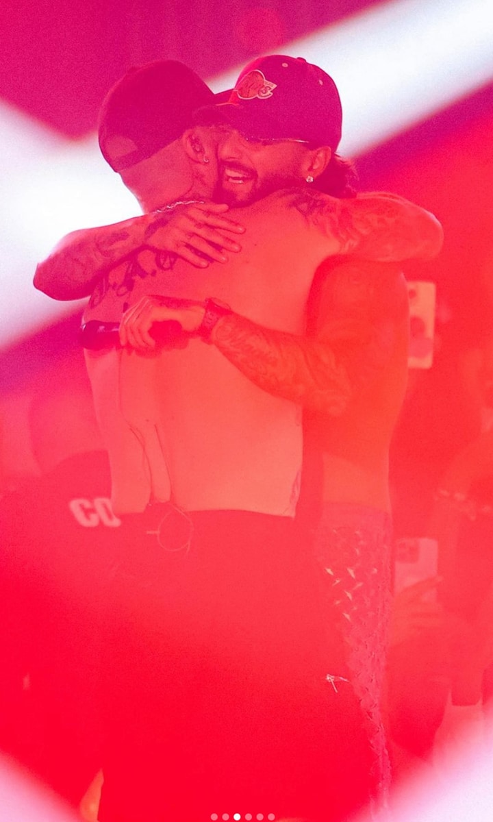 Maluma and J Balvin join forces on stage after a decade and unleash a battle of abs