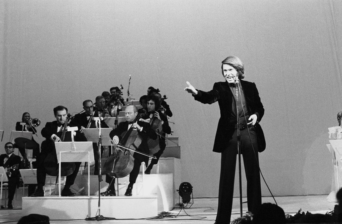 Raphael en concierto El cantante en un momento de una actuación rodeado de algunos músicos de cuerda. 