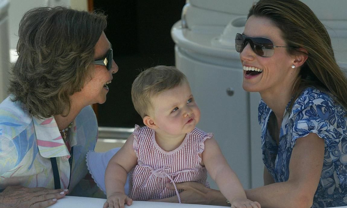 First holidays in Mallorca on the yacht Fortuna, accompanied by her mother, Queen Letizia, and her grandmother, Queen Sofia