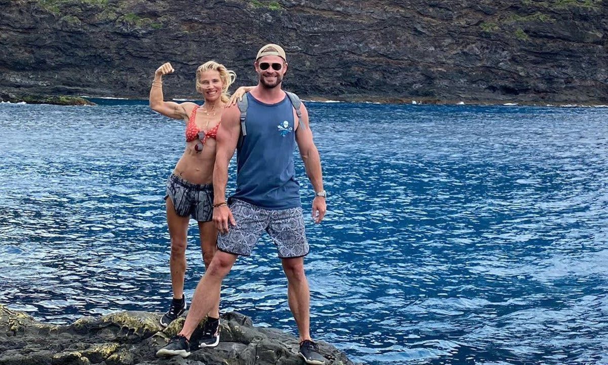 Elsa Pataky flexionándose junto a Chris Hemsworth.