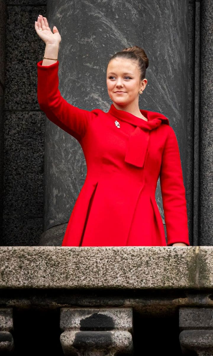 The Carolina Herrera’s red coat Isabella of Denmark and Ivanka Trump swear by