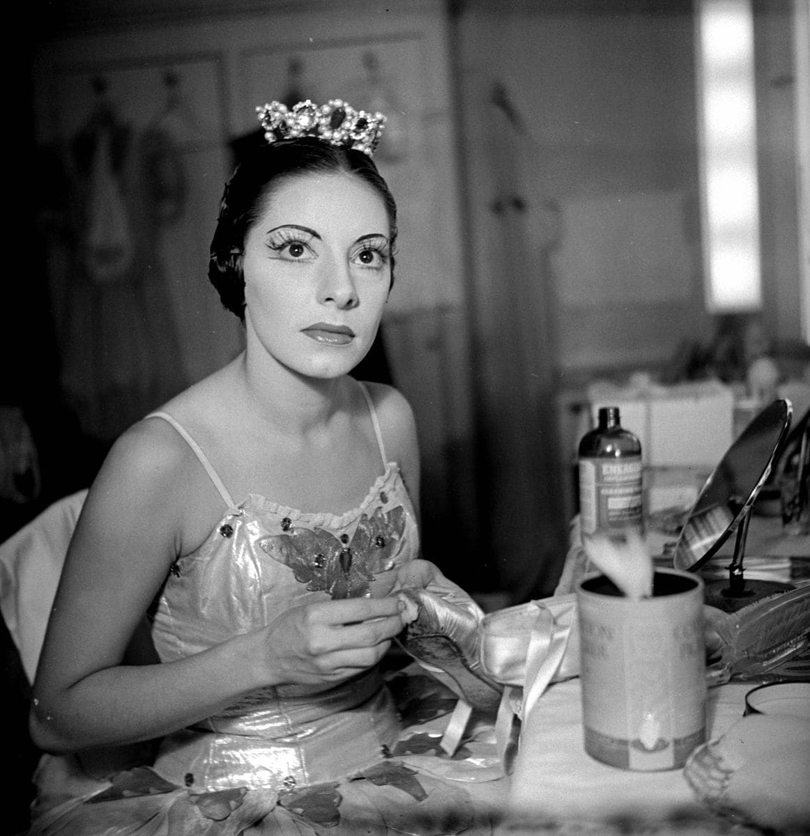  Alicia Alonso, Cuban dancer prepares to perform in Paris.