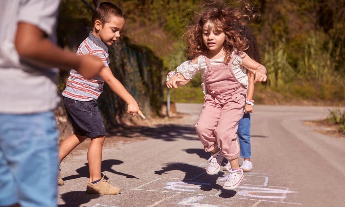 kids play hopscotch