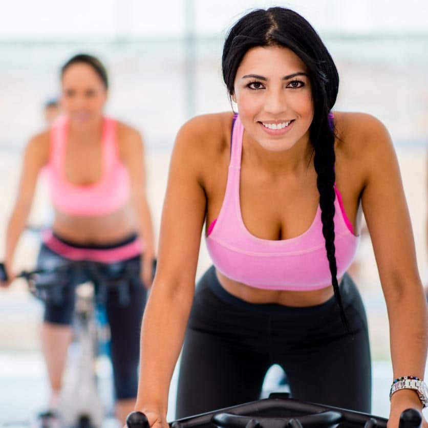 Mujeres realizan spinning