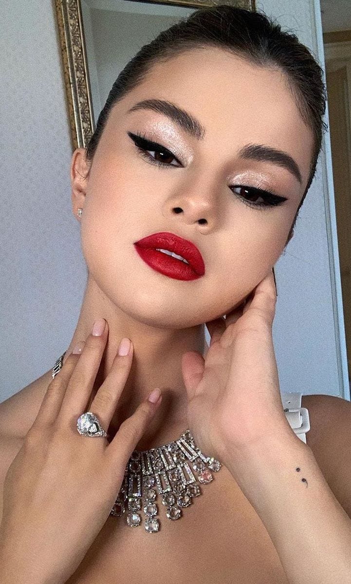 Selena Gomez with red lipstick and cat eyes