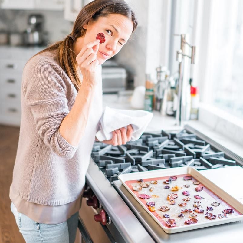 Jennifer Garner holding up a beet chip