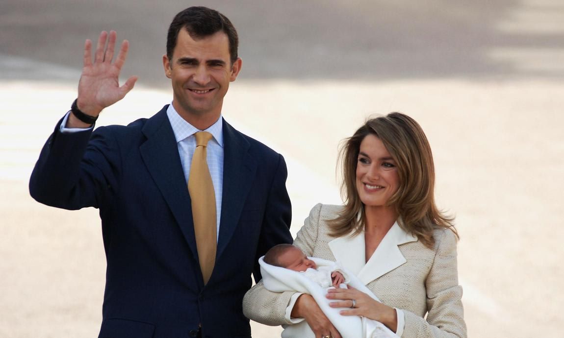 King Felipe and Queen Letizia leaving the hospital with Princess Leonor