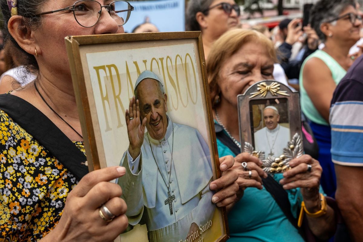 BUENOS AIRES, ARGENTINA - FEBRUARY 24: Catholic faithful carry images of Pope Francis at an outdoor mass to pray for him on February 24, 2025 in Buenos Aires, Argentina. Born in Buenos Aires and the first Pope ever chosen from the Americas, Pope Francis was hospitalized in Rome on February 14 with bronchitis, and was subsequently treated for a respiratory tract infection. The Vatican confirmed on Monday that the pope is still in critical condition but he could sleep, wake up and eat. (Photo by John Moore/Getty Images)