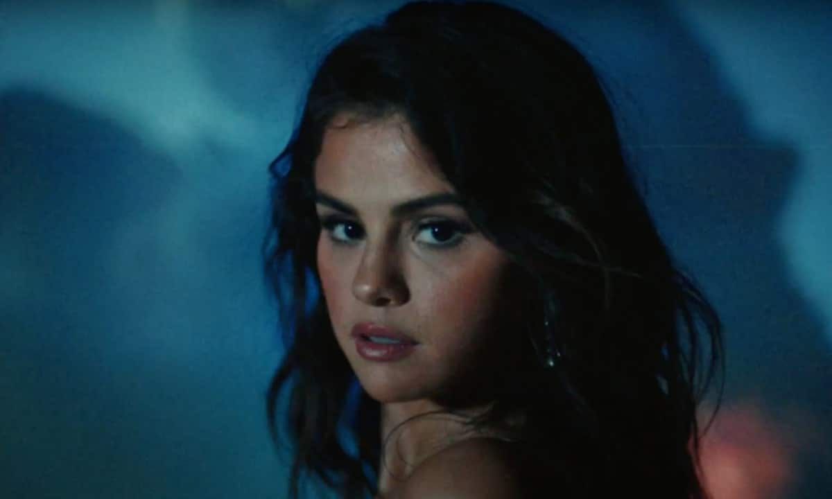 Selena Gomez’s makeup look in ‘Baila Conmigo’