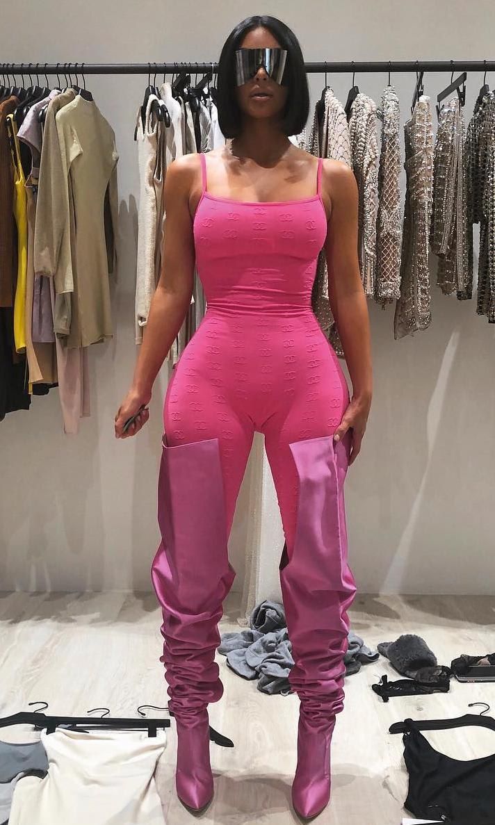 Kim Kardashian con jumpsuit y botas altas en rosa