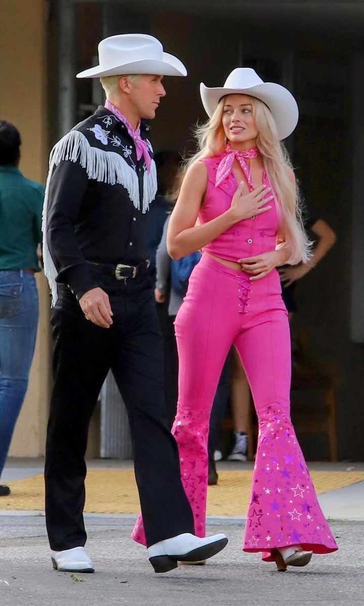 Ryan Gosling and Margot Robbie in the set of "Barbie"