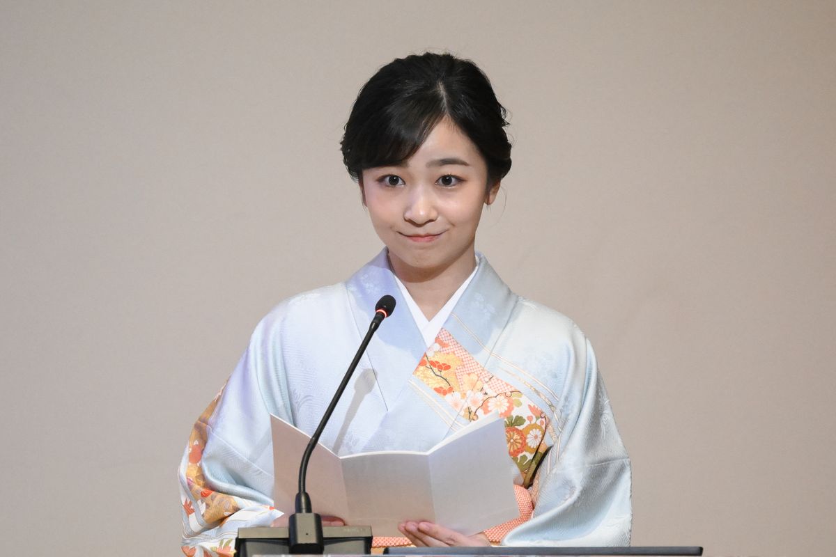 La princesa Kako de Akishino habla durante una ceremonia que conmemora el 125 aniversario del establecimiento de relaciones diplomáticas entre Japón y Grecia y el Año de Cultura y Turismo entre Japón y Grecia 2024 en la Galería Nacional de Atenas el 27 de mayo de 2024. 