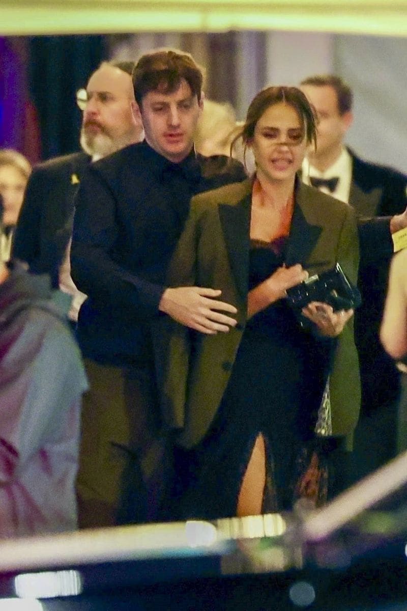 Photo © 2025 Backgrid/The Grosby Group

PREMIUM EXCLUSIVE 

Los Angeles, CA  - 4 MARCH 2025

Newly single Jessica Alba is seen enjoying herself at the Vanity Fair Oscars after-party, accompanied by a man believed to be Alex Edelman amid her ongoing divorce from husband Cash Warren. The actress catches attention as she is spotted wearing the mystery mans blazer while the two share a moment outside the event.****

La recién soltera Jessica Alba fue vista disfrutando de la fiesta posterior a los Oscar de Vanity Fair, acompañada por un hombre que se cree que es Alex Edelman, en medio de su proceso de divorcio de su esposo Cash Warren. La actriz llamó la atención al ser vista usando el blazer del misterioso hombre mientras compartían un momento fuera del evento.