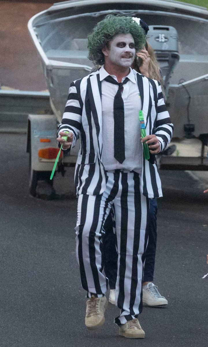 Luke Hemsworth, vestido como Beetlejuice