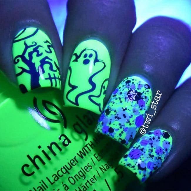 China Glaze polishes in 'Ghostess With The Mostess' and 'Drink Up Witches' were the perfect brew for @twi_star's glow in the dark nails.
Photo: Instagram