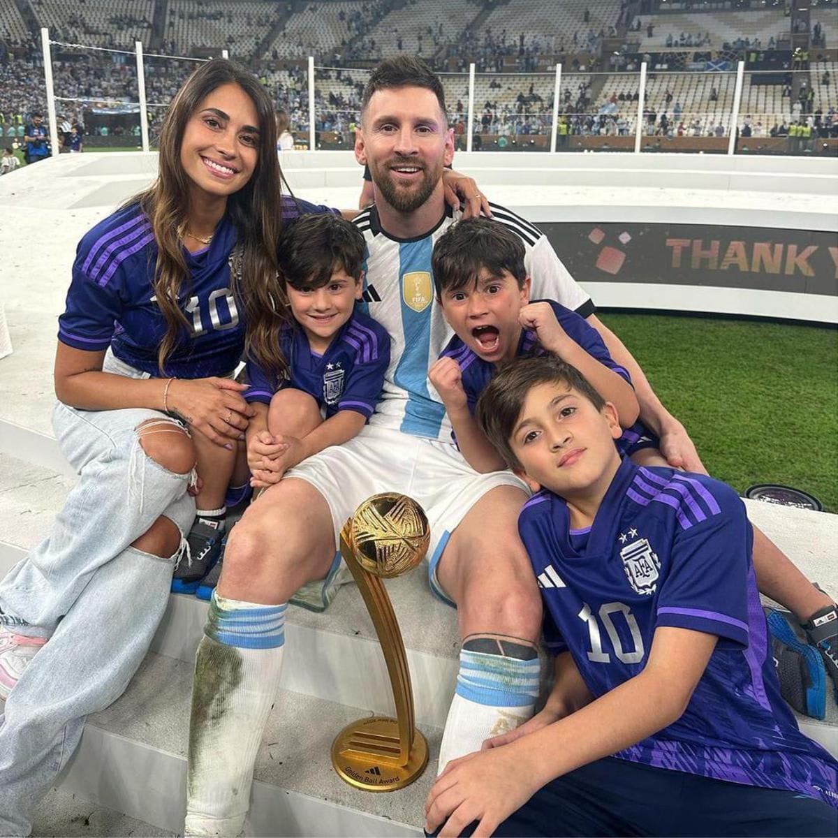 Lionel Messi y su esposa Antonela Roccuzzo con sus tres hijos