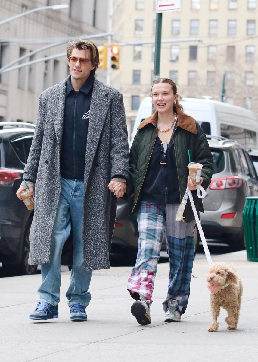 Millie Bobby Brown y su esposo Jake Bongiovi comparten sonrisas y se toman de la mano durante un paseo romántico por el centro de Manhattan con su perro Winnie. 