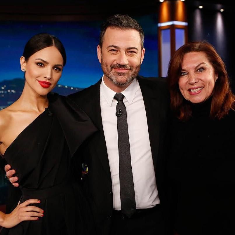 Eiza Gonzalez posing with Jimmy Kimmel and her mom