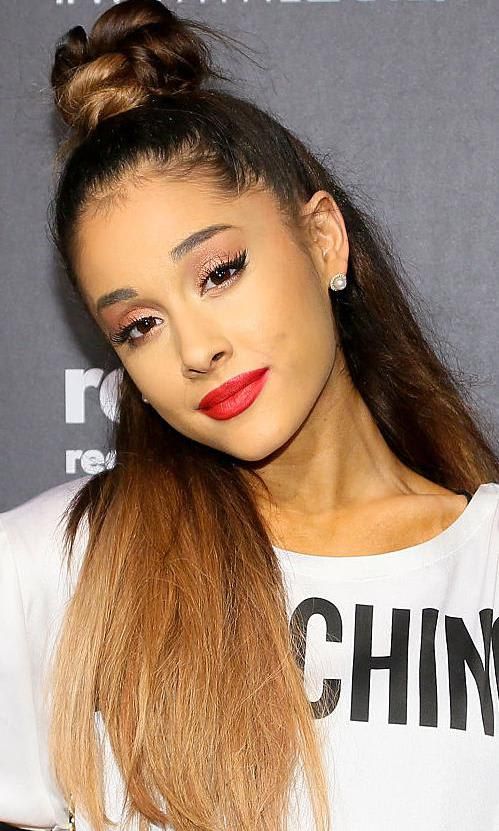 Ariana Grande con half-up bun y labios rojos