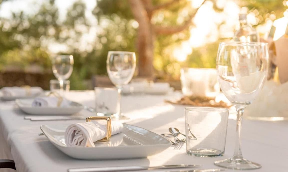 Mesa de comedor servida y decorada al estilo minimalista