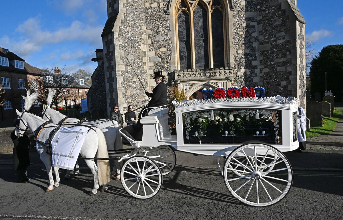 En el momento en que llegó a la iglesia un carruaje tirado por caballos, llevando un ataúd azul oscuro con asas plateadas, coronado con rosas blancas, para el funeral de Liam Payne. 