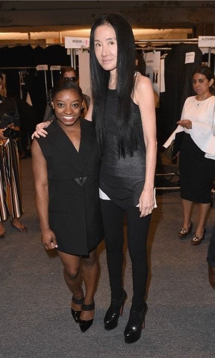 Simone Biles posed for one of her classic side-by-side photos with Vera Wang.
Photo: Nicholas Hunt/Getty Images for New York Fashion Week: The Shows