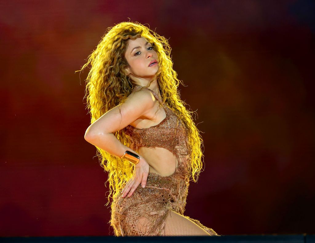 Shakira kicks off her tour with a powerful message to Piqué and a tribute to her kids