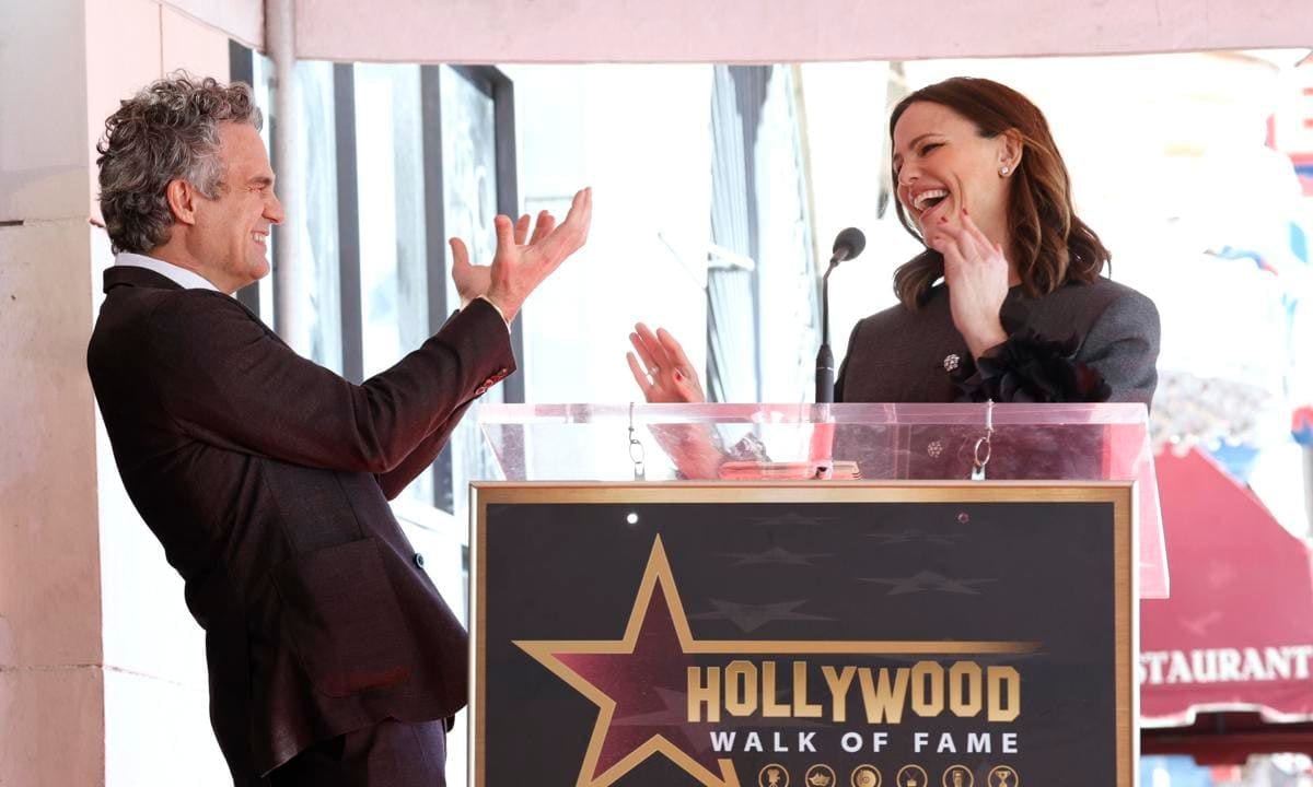 Jennifer Garner breaks her reading glasses seconds before honoring Mark Ruffalo at His Walk of Fame Ceremony