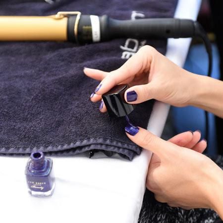 Mujer se pinta las uñas de morado