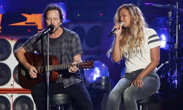 "It's not everyday that I get to perform with a Queen." Pearl Jam's Eddie Veder and Beyonce wowed the audience with their rendition of Bob Marley's "Redemption Song."
<br>
Photo: Getty Images