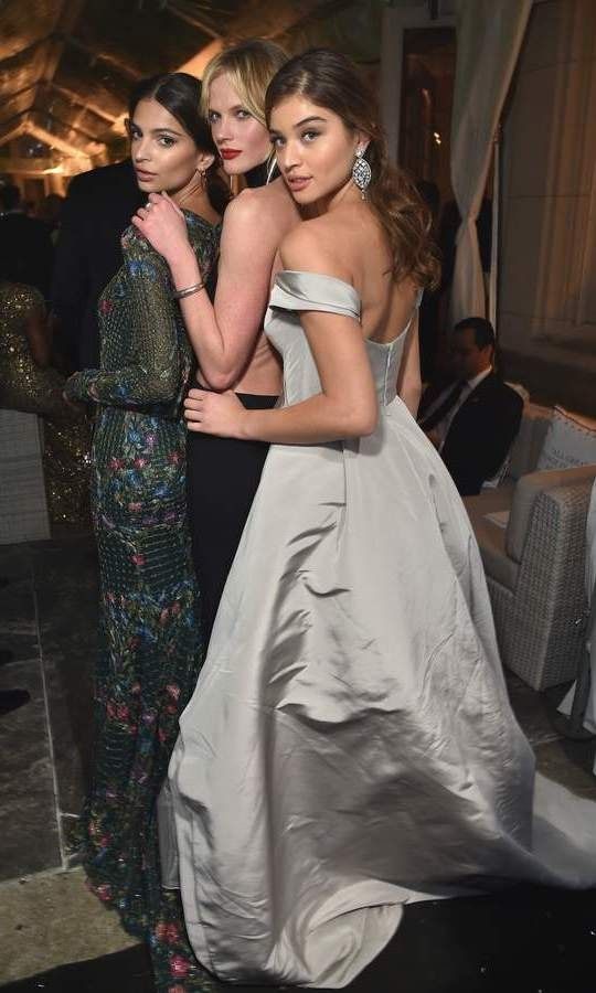 A model moment with Emily Ratajkowski, Anne Vyalitsyna and Daniela Lopez.
<br>
Photo: Getty Images