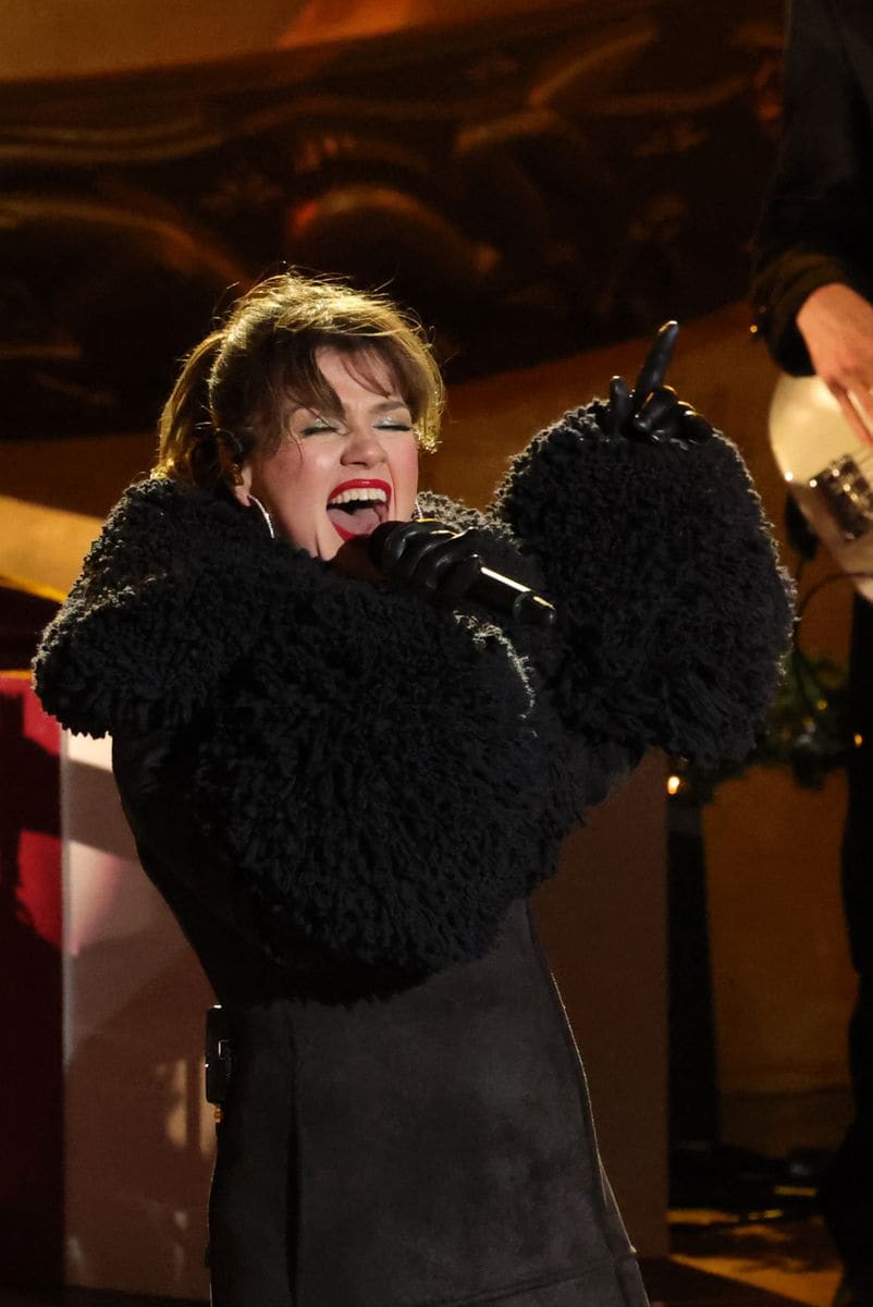 NEW YORK, NEW YORK - DECEMBER 04: Kelly Clarkson performs during the 2024 Rockefeller Center Tree Lighting Ceremony on December 04, 2024 in New York City. (Photo by Michael Loccisano/Getty Images)