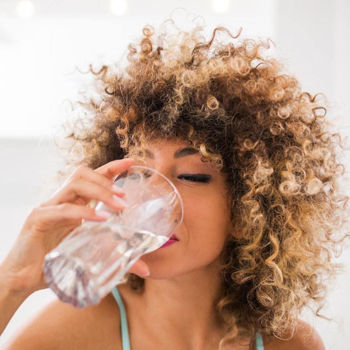 Mujer bebiendo agua