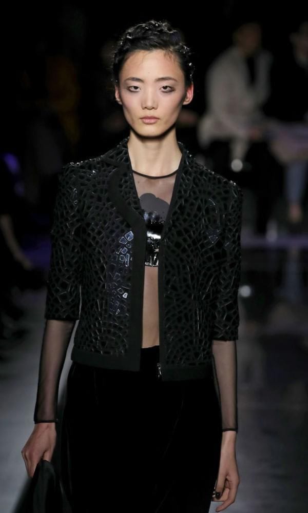 Blusa negra de organza manga larga en la pasarela de Giorgio Armani