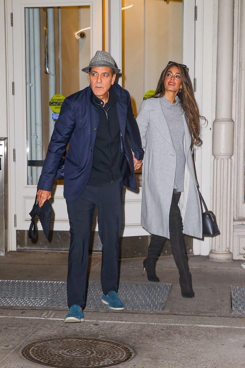 Photo © 2025 Backgrid/The Grosby Group 

*EXCLUSIVE* 
New York, February 28, 2025. 
George Clooney and wife Amal Clooney hold hands as they head out together in New York. 
*** 
George Clooney y su esposa Amal Clooney se toman de la mano mientras salen juntos a Nueva York.