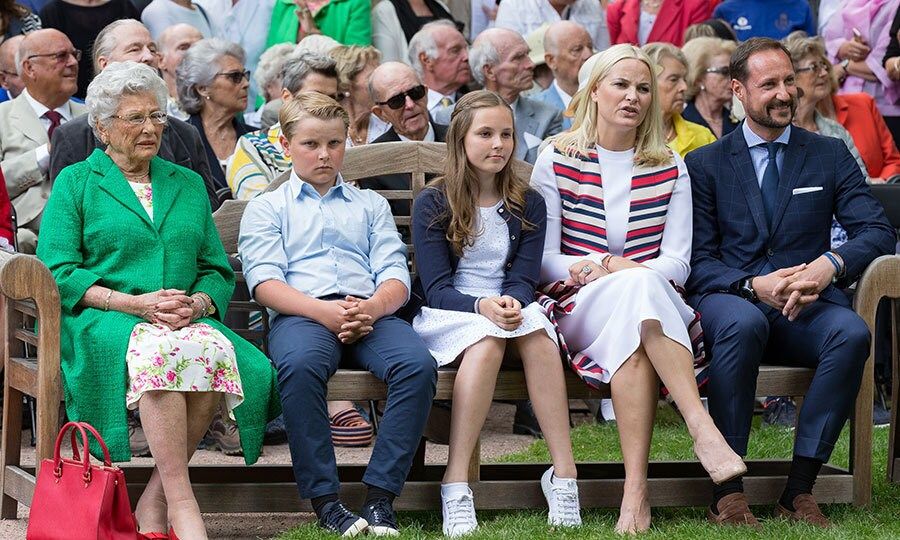 Norway's Crown Princess Mette-Marit looked picture-perfect in an all white ensemble, draped with a colorful scarf as she sat next to her family - son Prince Sverre Magnus, daughter, Princess Ingrid Alexandra and husband Crown Prince Haakon during the unveiling of the gift for the Queen's 80th birthday.
Photo: Getty Images