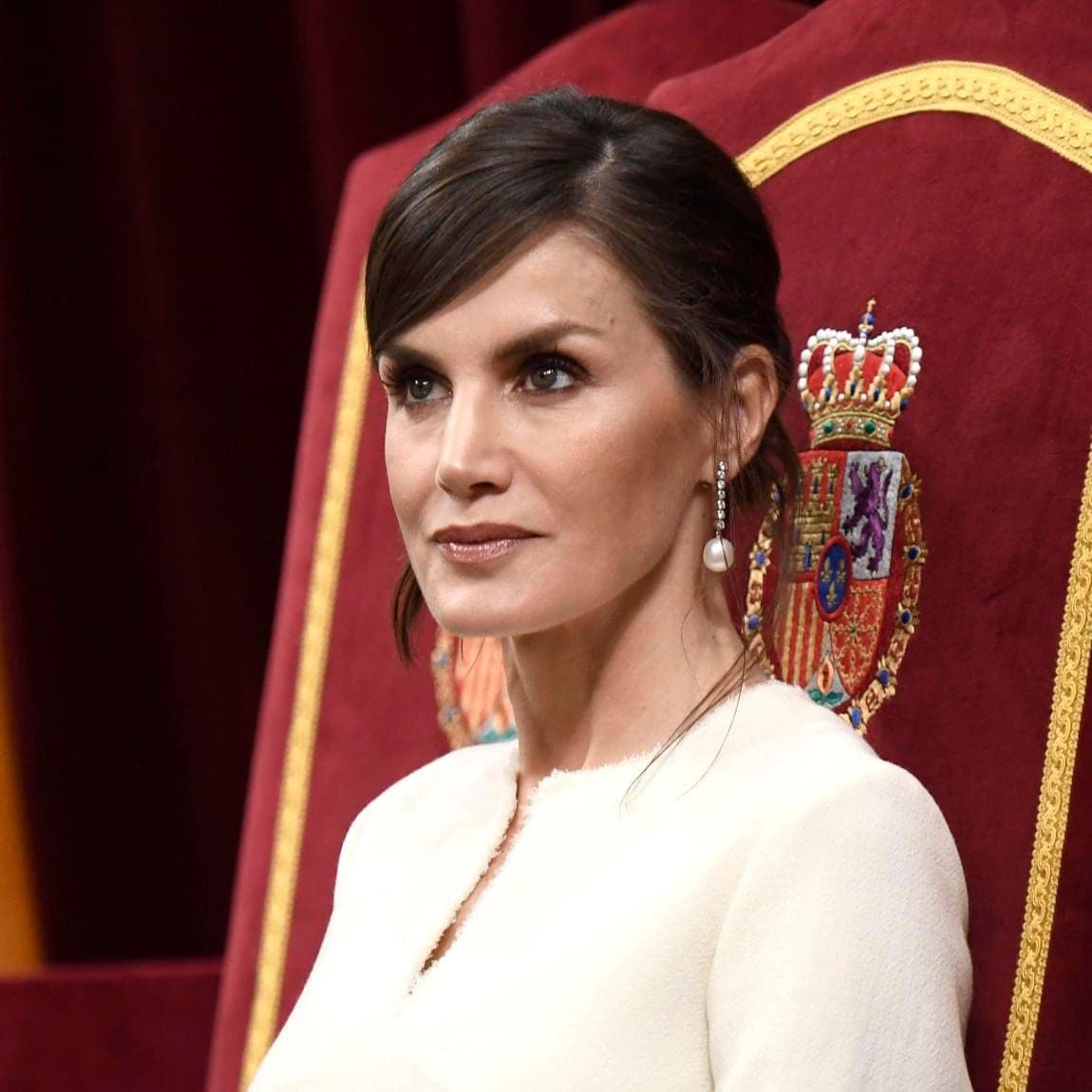 The Queen opted for smokey eyes and statement pearl drop earrings for the solemn opening of Spanish Parliament.