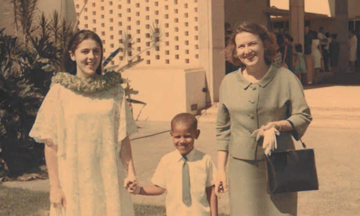 Rare photo of Barack Obama with his mom and grandmother