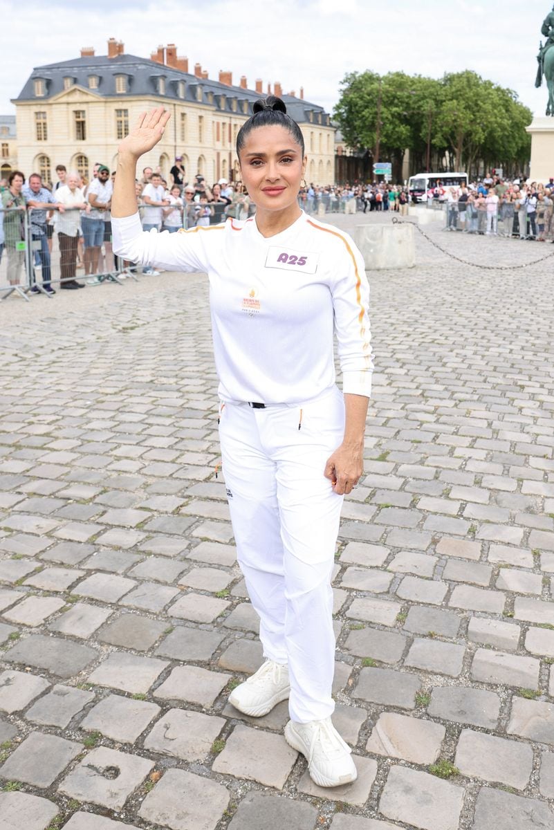  Salma Hayek runs during the Paris Olympics torch relay on July 23, 2024 in Versailles, France. Paris will host the Summer Olympics from July 26 to August 11, 2024. (Photo by Lyvans Boolaky/Getty Images)